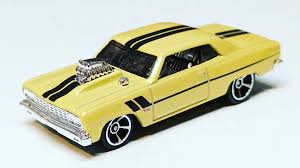 Hot Wheels ’64 Chevy Chevelle SS Rojo y Amarillo | Serie Muscle Mania 1:64