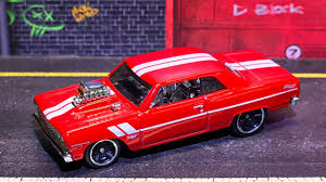 Hot Wheels ’64 Chevy Chevelle SS Rojo y Amarillo | Serie Muscle Mania 1:64