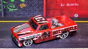 Hot Wheels ’67 Chevy C10 Roja (HW Art Cars) & Azul (HW Hot Trucks) | 1:64