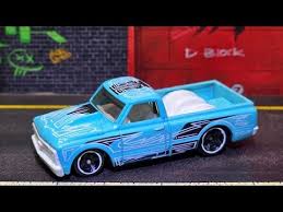 Hot Wheels ’67 Chevy C10 Roja (HW Art Cars) & Azul (HW Hot Trucks) | 1:64